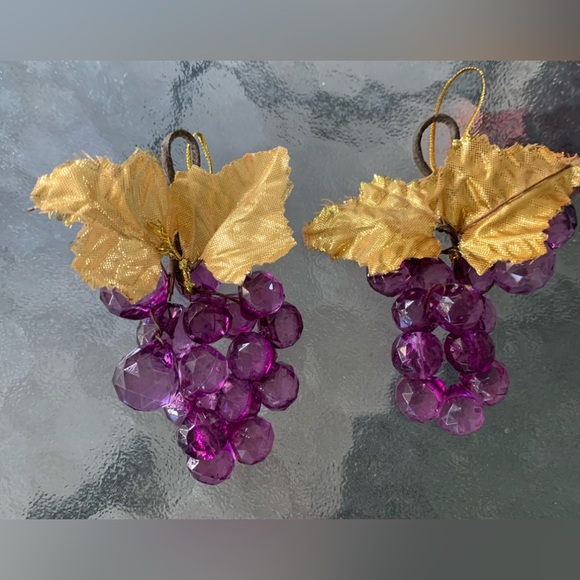 Vintage (Set of 2) Purple Lucite Acrylic Faceted Cluster Grapes w/ Gold Leaves - Picture 14 of 14